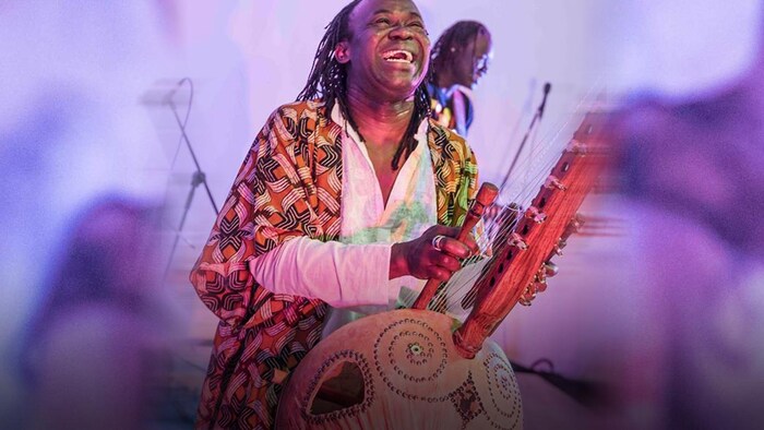 Zal Sissokho joue de la kora - Entête pour l'écoute de l'album La palabre