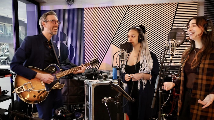 David Myles en prestation à <i>Tellement Courteau</i>.