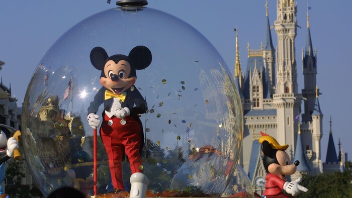 ওয়াল্ট ডিজনি ওয়ার্ল্ডে সিন্ডারেলা দুর্গের সামনে মিকি মাউস।