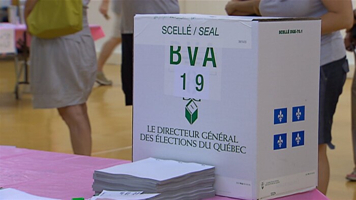 Boîte de scrutin dans un bureau de vote au Québec