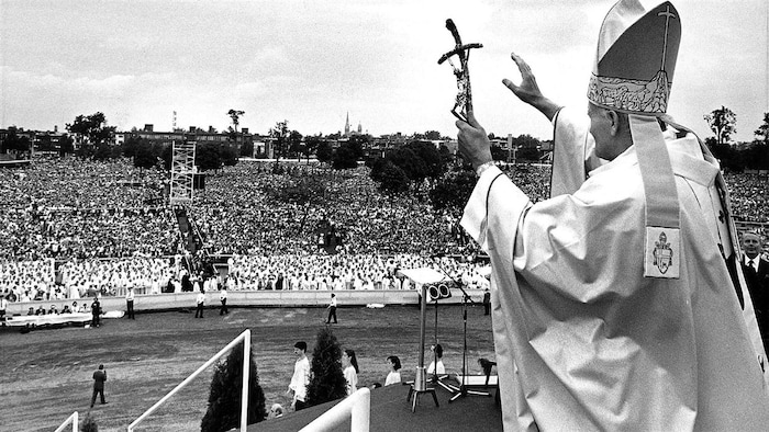 Le pape Jean Paul II devant la foule du parc Jarry à Montréal en 1984