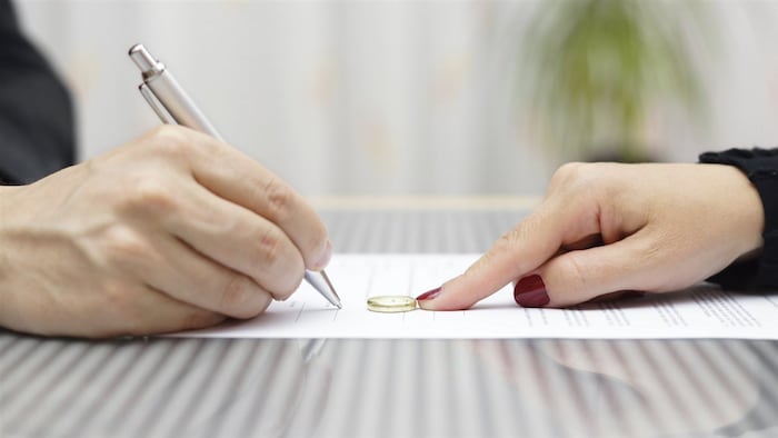 Gros plan sur une signature de documents.