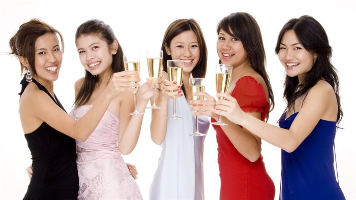 Des jeunes filles se rendent à leur bal des finissants.