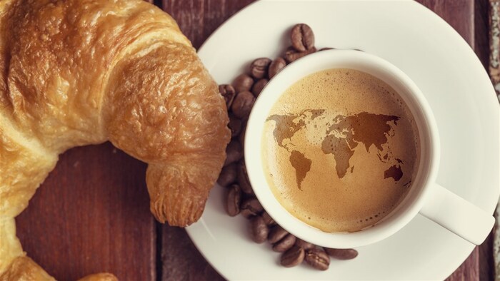 Un croissant et un café, vus du haut