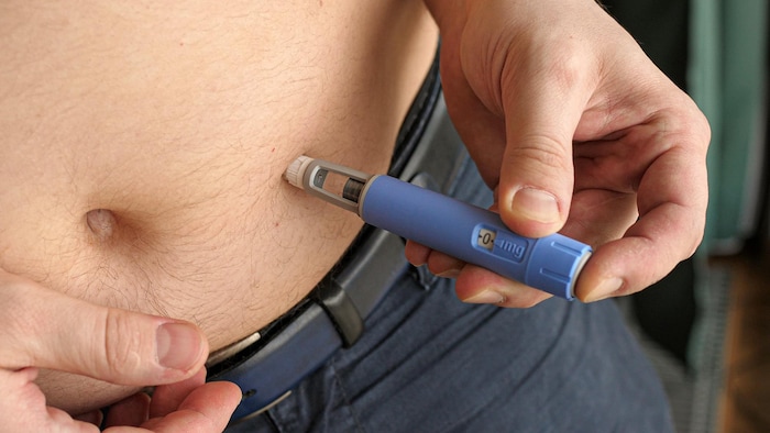 Un hombre se inyecta insulina.