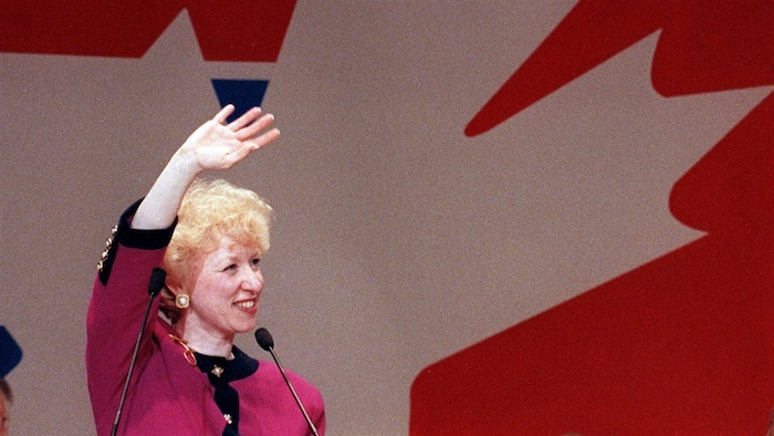 Kim Campbell salue la foule.