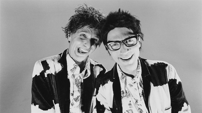 Serge Thériault et Claude Meunier costumés en personnages de Ding et Dong avec leur veston en peau de vache.