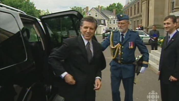 Herménégilde Chiasson descend d'une voiture.