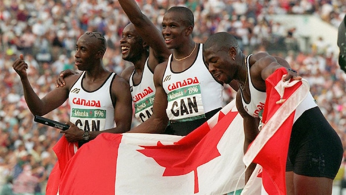 Bruny Surin célèbre la médaille d'or au 4 x 100 m avec Robert Esmie, Donovan Bailey et Glenroy Gilbert.