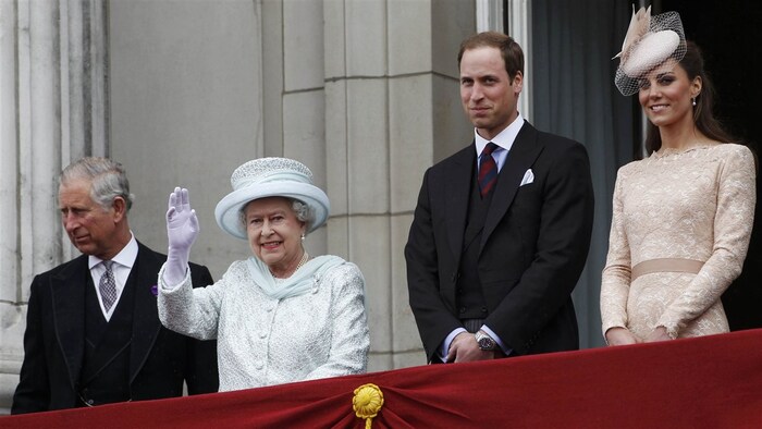 La reina Elizabeth II rodeada de miembros de su familia.