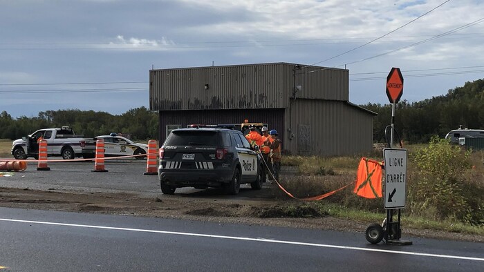Des policiers discutent sur les lieux de l'accident