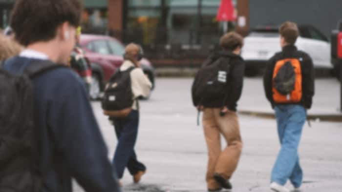 Des adolescents rentrent à la maison après l'école.