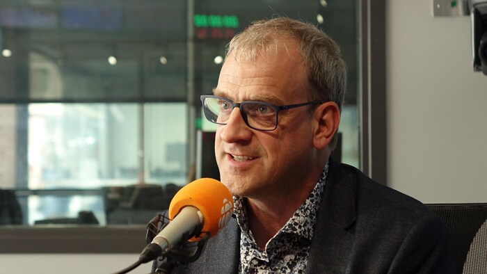 Yves Laurencelle dans les studios de Radio-Canada à Québec.