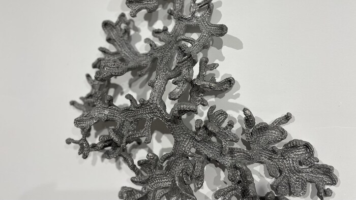 Sculpture en métal d'une forme végétale.