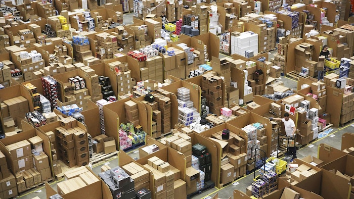 Des employés s'affairent dans un centre de distribution de la compagnie Amazon, au Royaume-Uni.