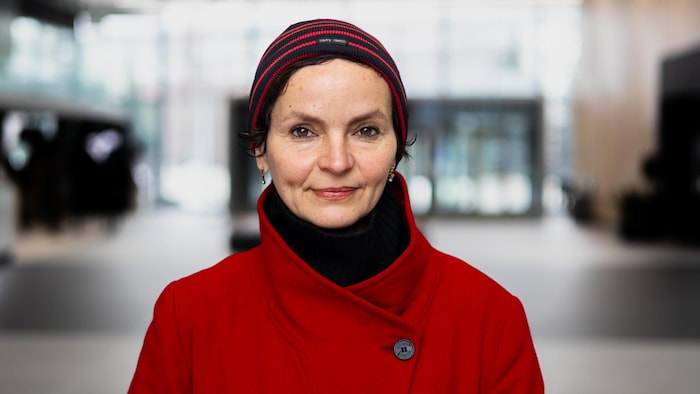 Portrait d'Anaïs Barbeau-Lavalette vêtue d'un manteau rouge.