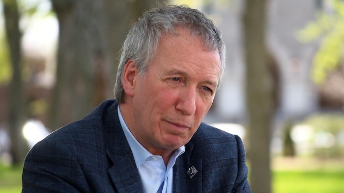 André Lamontagne accorde une entrevue à l'extérieur. 