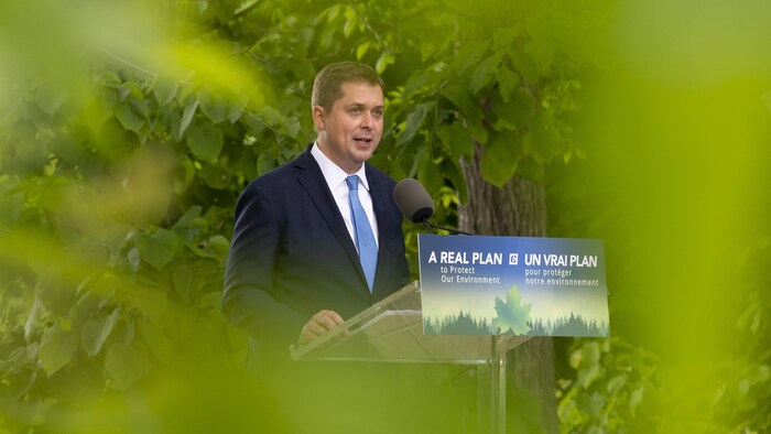 Le chef conservateur Andrew Scheer prononce un discours.