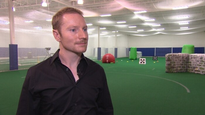 Un homme dans un centre sportif intérieur.