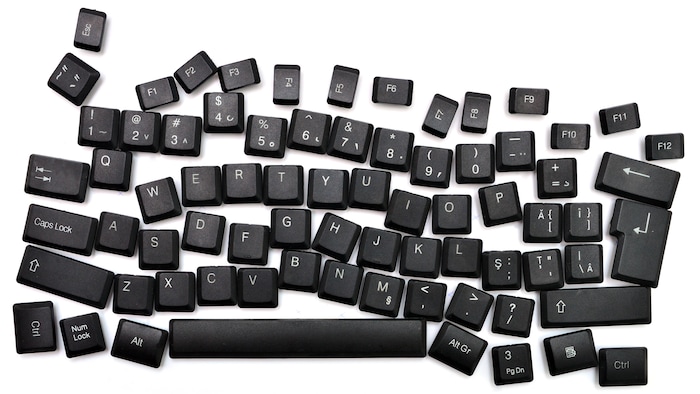 Touches de clavier d'ordinateur noires avec des touches mal disposées.