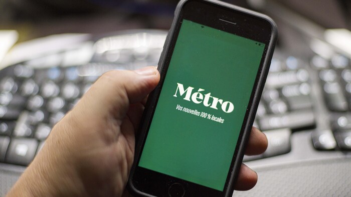 L'application de Métro Média sur un téléphone mobile.