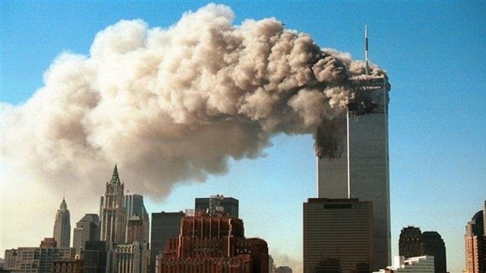 Deux énormes panaches de fumée s'échappent des tours jumelles du World Trade Center, le 11 novembre 2001. 