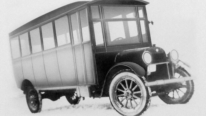 Une photographie présentant un autobus d'époque.