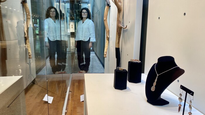 Ayelet Stewart pose pour la photo devant une vitrine d'exposition.