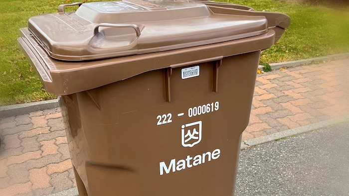 Un bac brun avec le logo de la Ville de Matane.