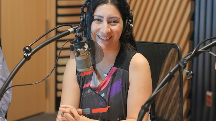 Baharan Baniahmadi souriante derrière un micro.