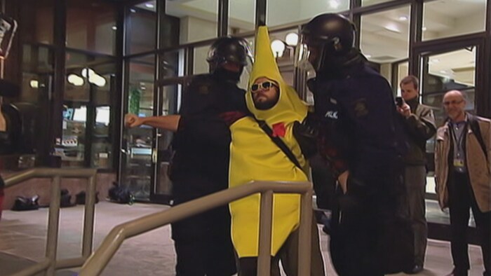 Des policiers du SPVQ procèdent à l’arrestation de «banane rebelle» au cours d’une manifestation organisée à Québec lors du printemps érable.