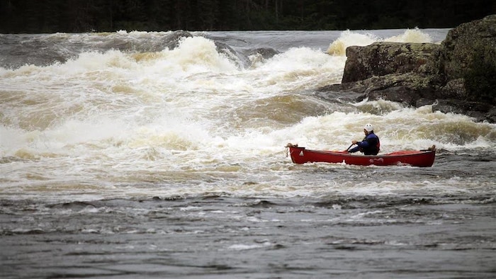 Un kayakiste sur une rivière.