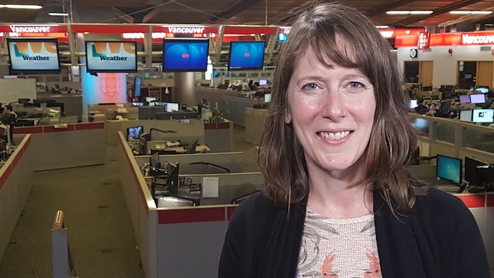 Photo de Christianne Wilhelmson dans la salle des nouvelles de Radio-Canada.