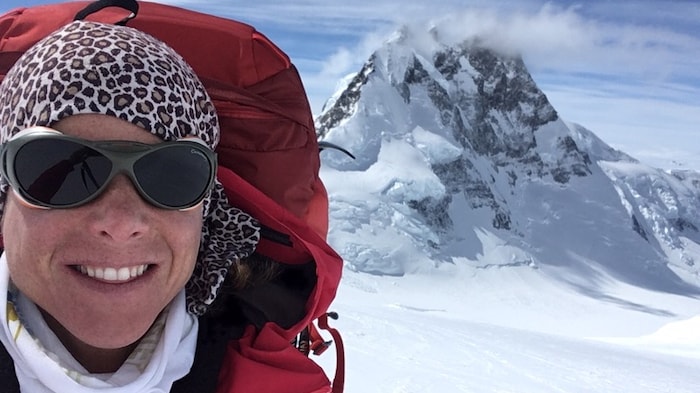 L'alpiniste Monique Richard dans les montagnes enneigées durant l'ascension du mont Logan au Yukon