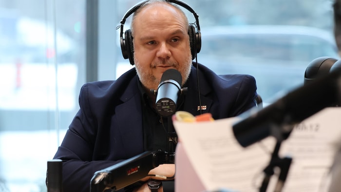 Un homme au micro d'Annie Desrochers à l'émission 15-18.