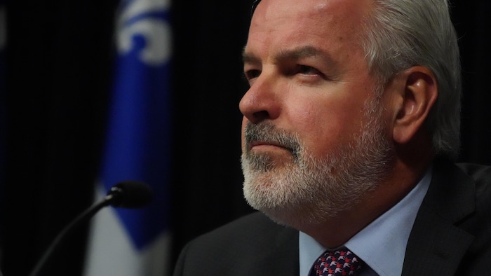 Bernard Sévigny et en arrière plan, le drapeau du Québec