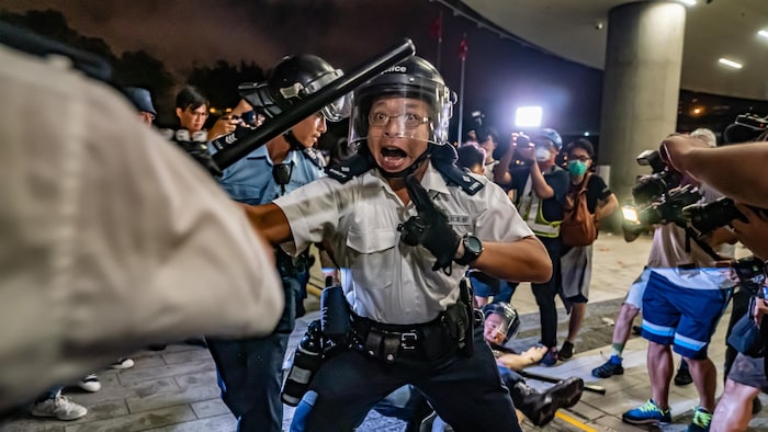 Un policier de Hong Kong charge des manifestants lors des soulèvements du 10 juin 2019.