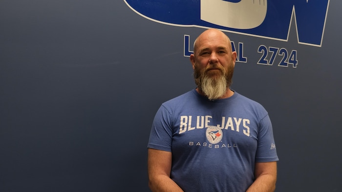 Bill Slater le président du syndicat des métallos local 2724, portant un chandail des Blue Jays de Toronto.