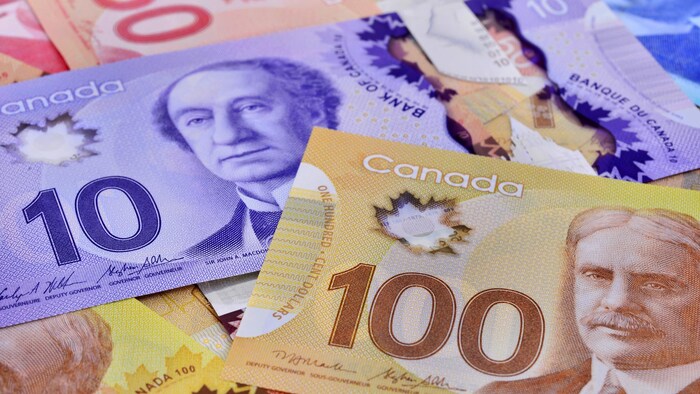 Des billets de banque posés sur une table.
