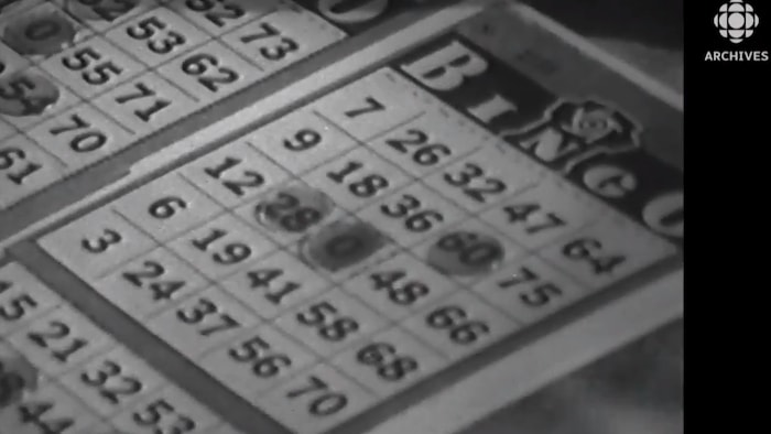 Deux cartes de bingo en gros plan en noir et blanc