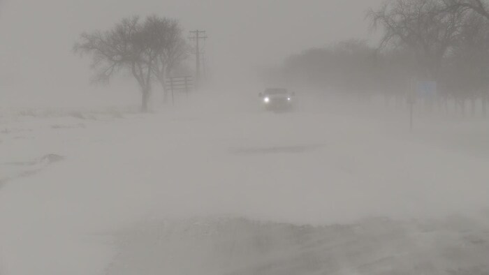 Une voiture dans une tempête de neige.
