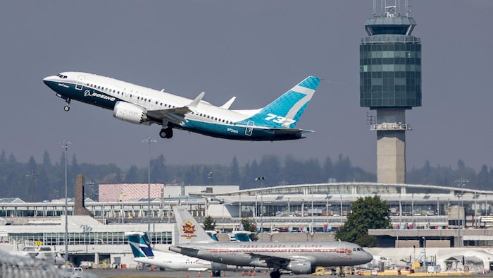 Un avion Boeing 737 MAX en train de décoller de l'aéroport de Vancouver.