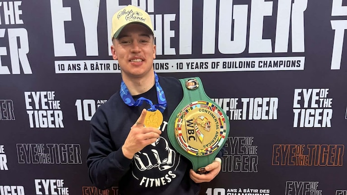 Le boxeur amossois Dylan Bilodeau avec sa médaille d'or des Gants de bronze.