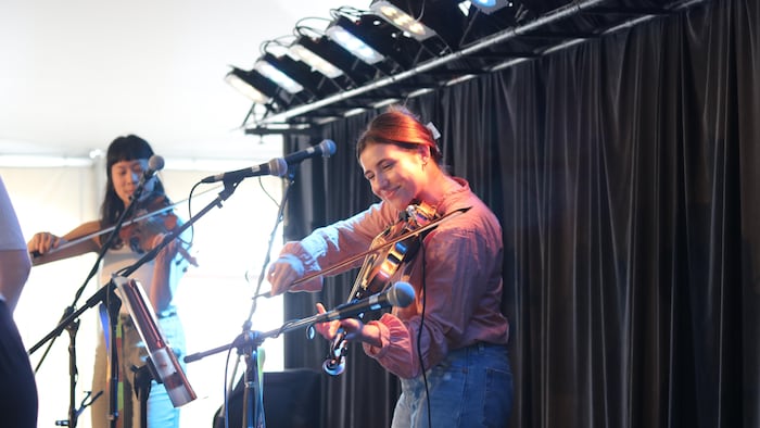 Deux membres du groupe Germaine jouent du violon.