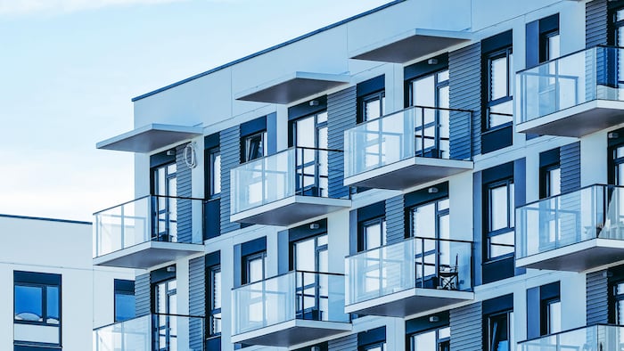 Des balcons d'un immeuble à condominiums moderne.