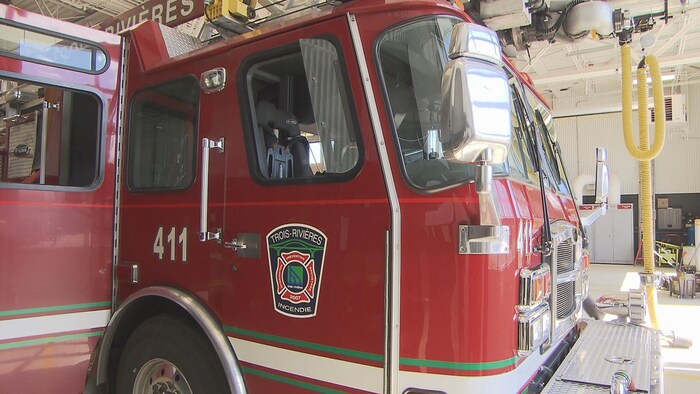 Un camion de la Direction de la sécurité incendie de Trois-Rivières dans un garage.