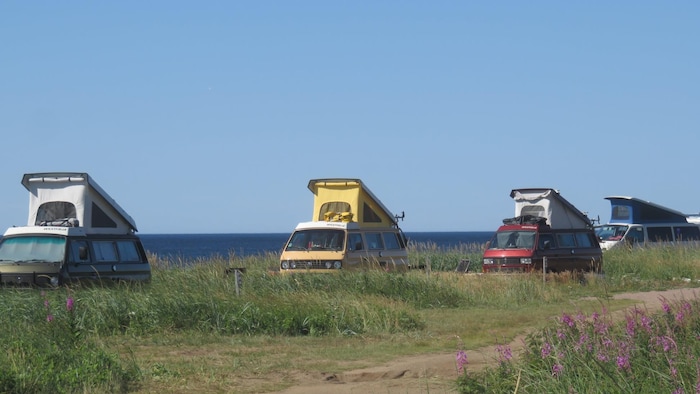 Quatre véhicules motorisés sur le bord de la mer.
