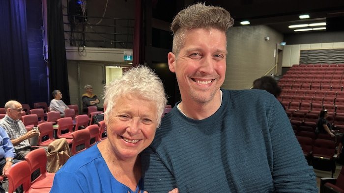 Sylvie Gallant et Christian Blanchard posent pour la photo en souriant à la caméra.