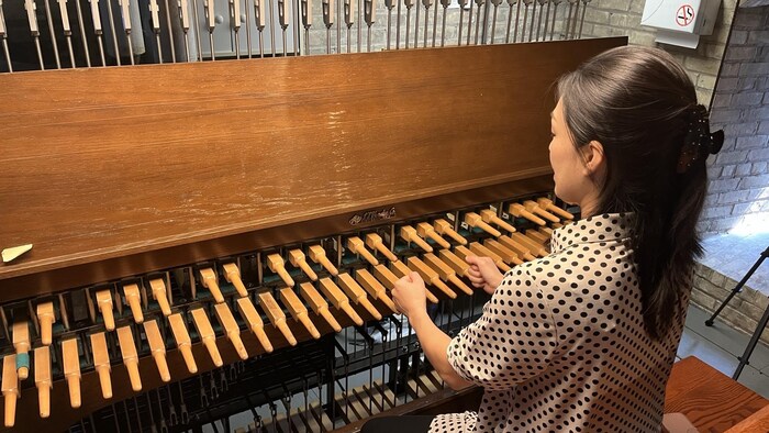 Naoko Tsujita joue le carillon. 