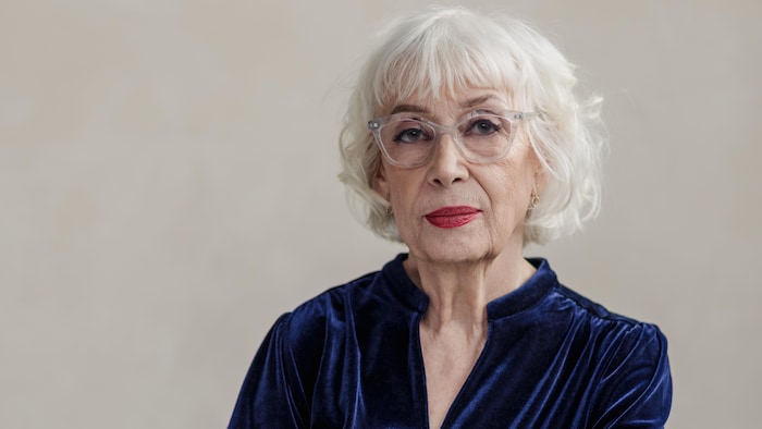 Portrait de Carole David qui pose avec un visage neutre.